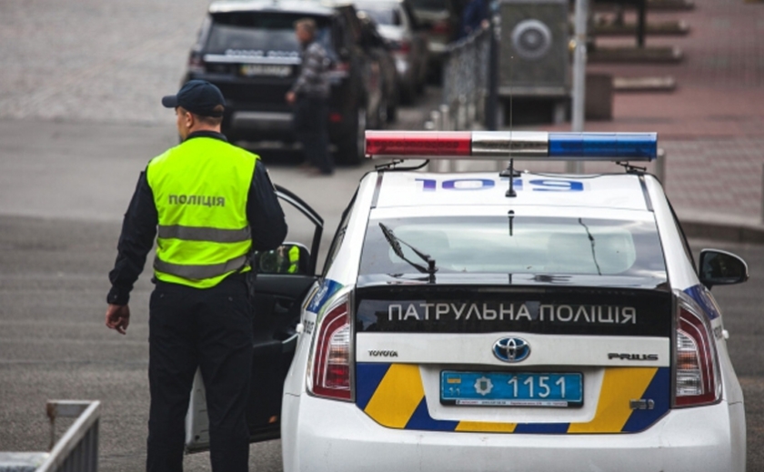 У Першотравенську затримали чоловіка за спробу підкупу поліцейського