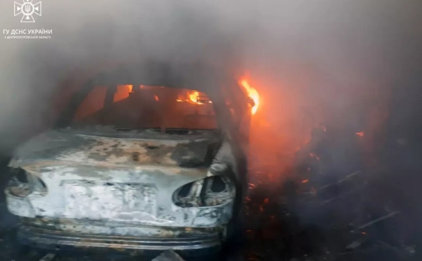 Полум’я охопило будівлю: у Першотравенську в гаражі зайнялася автівка